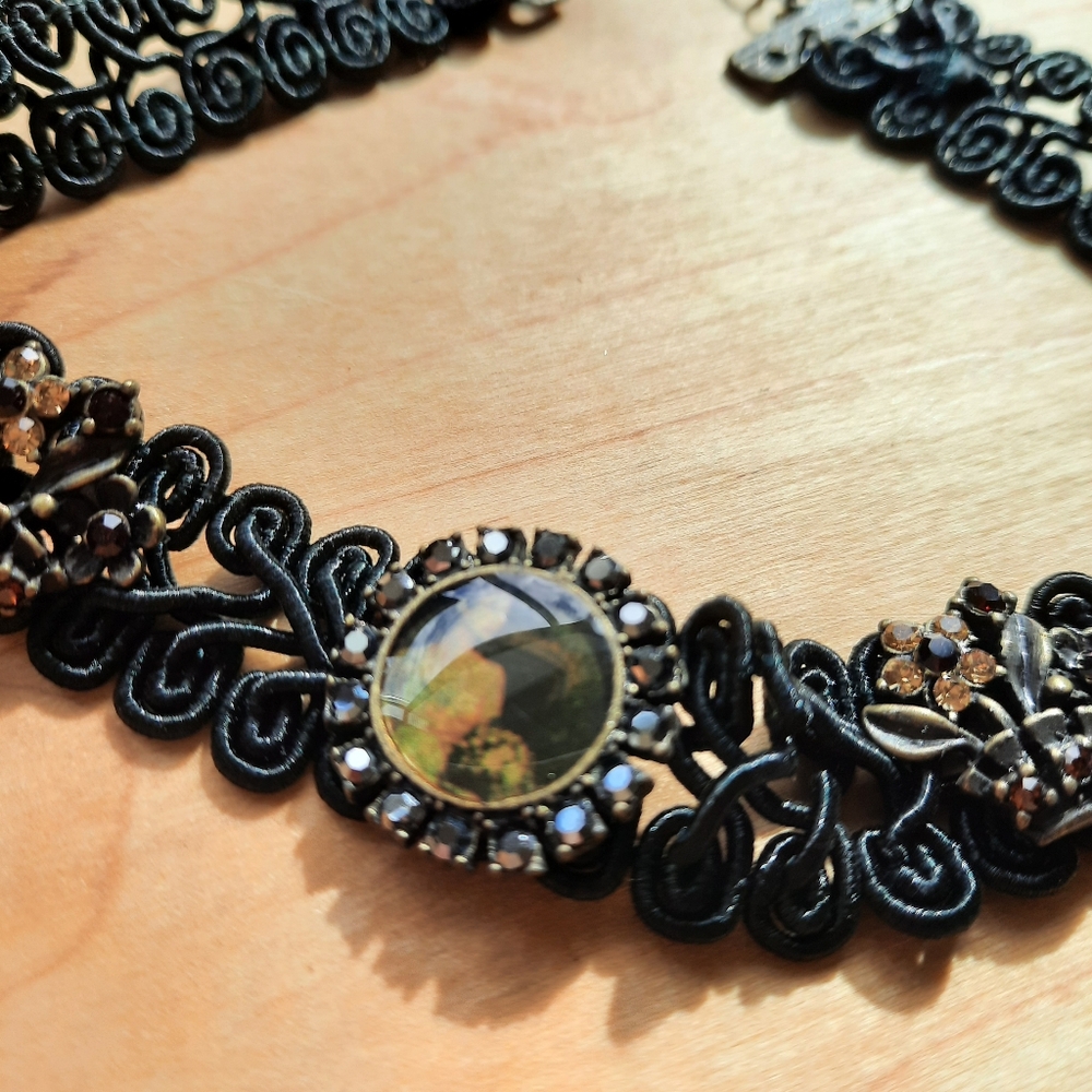 Magnificent Victorian-style choker in perfect condition